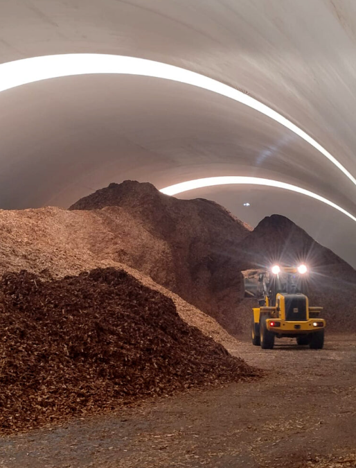 Pavilhão inflável protegendo materiais e operação de máquina em obra