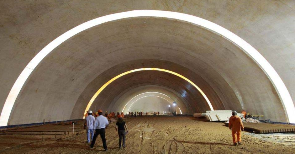Interior de pavilhão inflável para obra com grande vão livre e iluminação natural